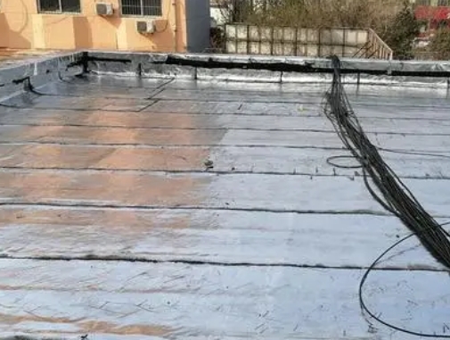 仁寿卫生间漏水维修公司分享下仁寿屋面楼顶防水刚性防水层施工要点。